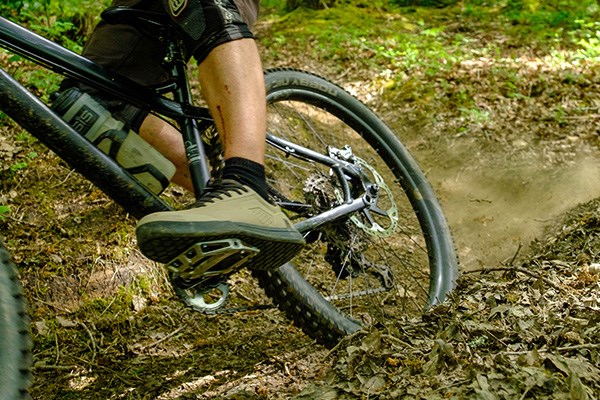 Hardtail MTB with Schwalbe Nobby Nic kicking up dust